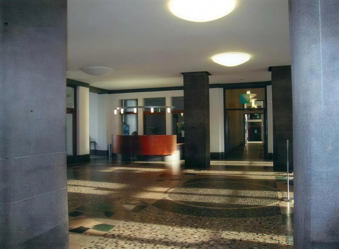 Eingangshalle des Rathauses Krefeld mit Terrazzoboden und Säulen